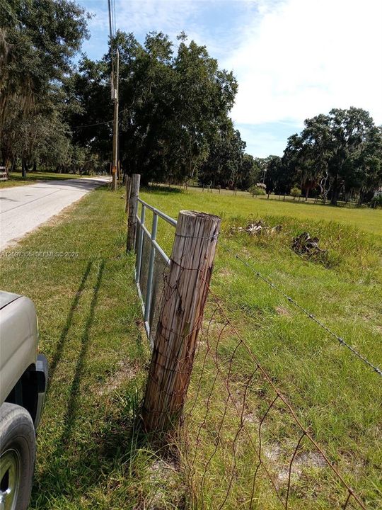 待售: $425,000 (2.72 acres)