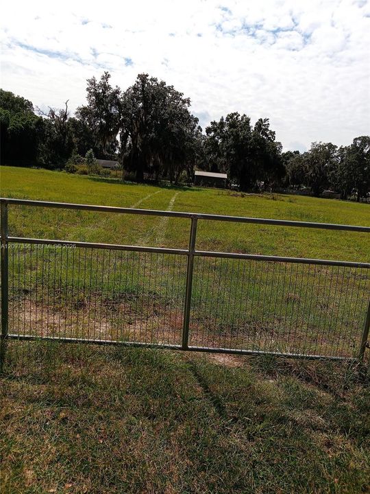 待售: $425,000 (2.72 acres)