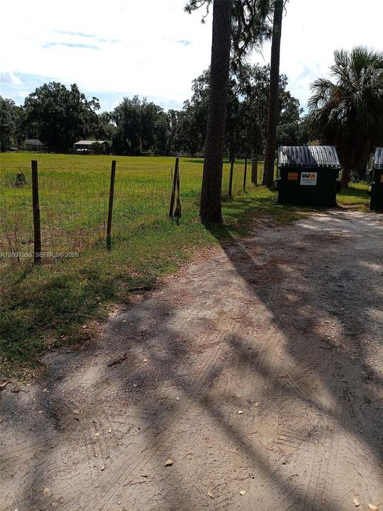 待售: $425,000 (2.72 acres)