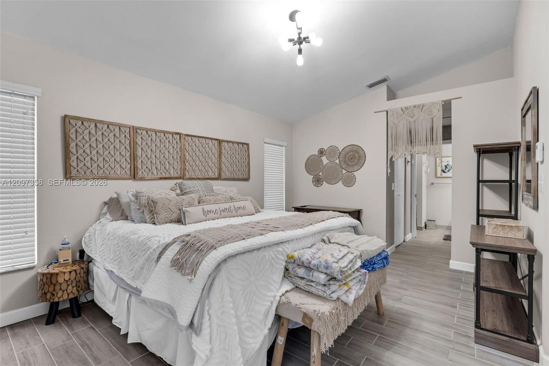 For Rent: $2,700 (2 beds, 2 baths, 1121 Square Feet)