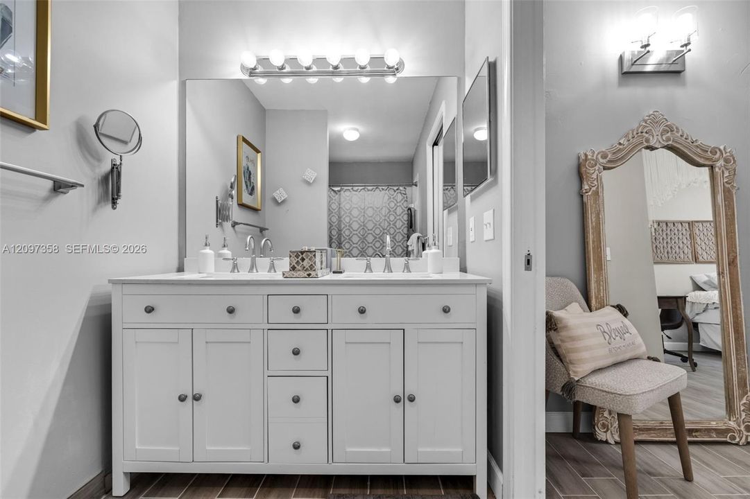 For Rent: $2,700 (2 beds, 2 baths, 1121 Square Feet)