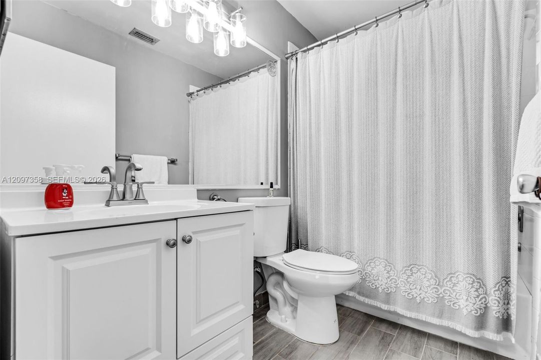 For Rent: $2,700 (2 beds, 2 baths, 1121 Square Feet)