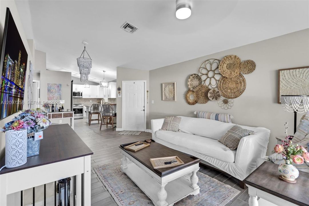 For Rent: $2,700 (2 beds, 2 baths, 1121 Square Feet)