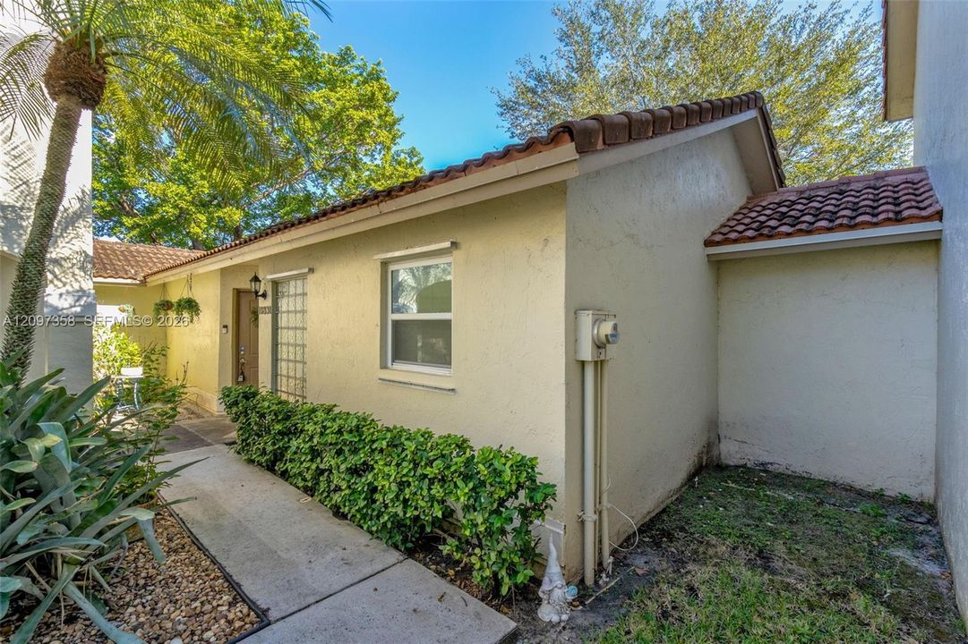 For Rent: $2,700 (2 beds, 2 baths, 1121 Square Feet)