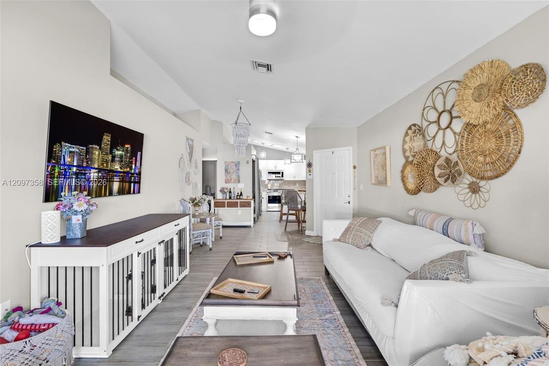 For Rent: $2,700 (2 beds, 2 baths, 1121 Square Feet)