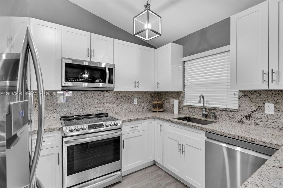 For Rent: $2,700 (2 beds, 2 baths, 1121 Square Feet)
