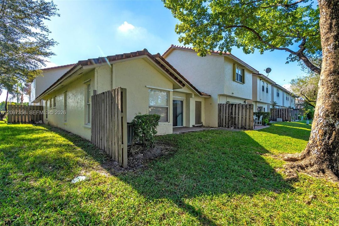 For Rent: $2,700 (2 beds, 2 baths, 1121 Square Feet)
