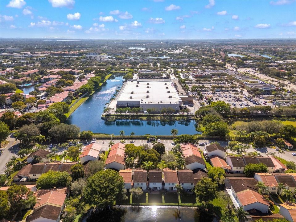 For Rent: $2,700 (2 beds, 2 baths, 1121 Square Feet)