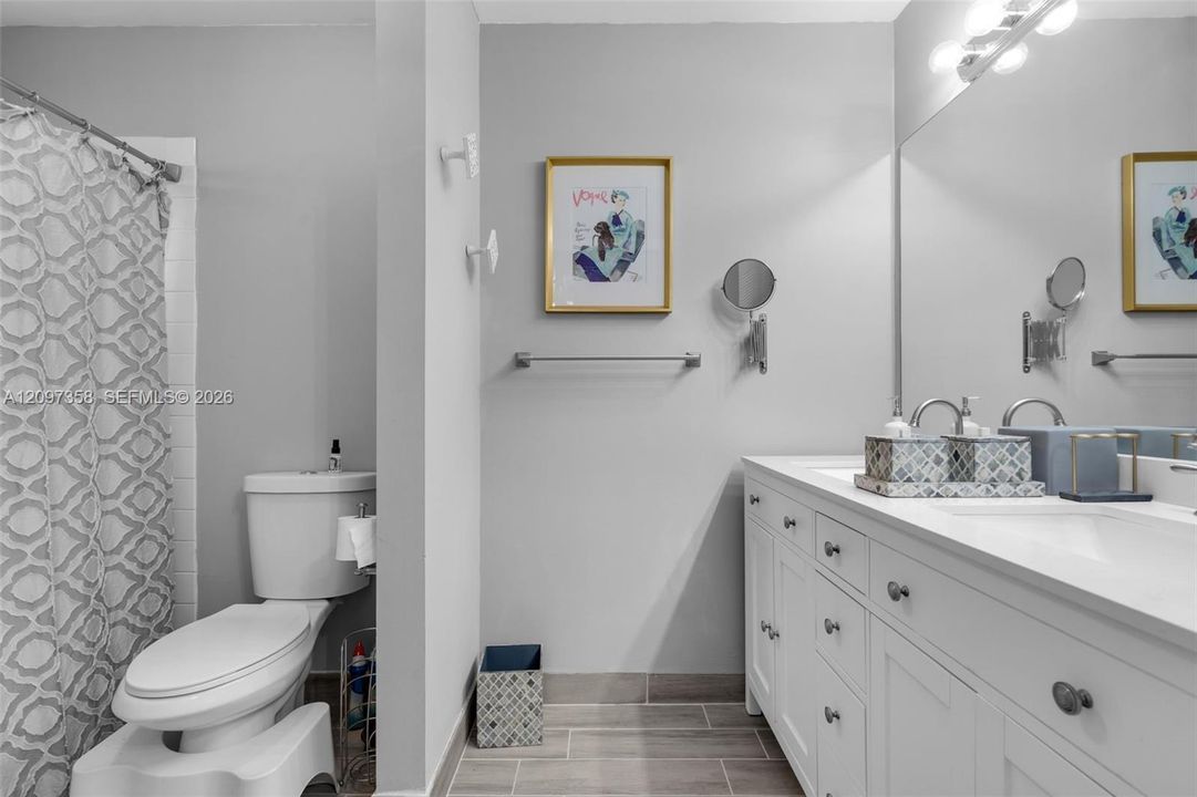 For Rent: $2,700 (2 beds, 2 baths, 1121 Square Feet)