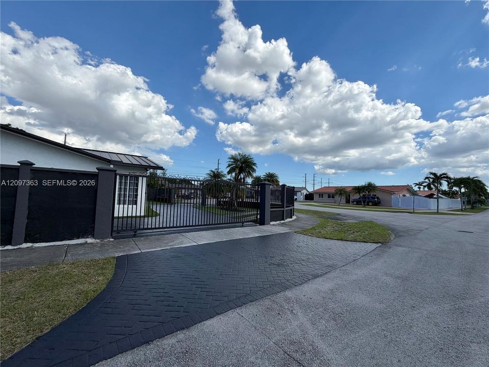 For Sale: $955,000 (4 beds, 2 baths, 2157 Square Feet)