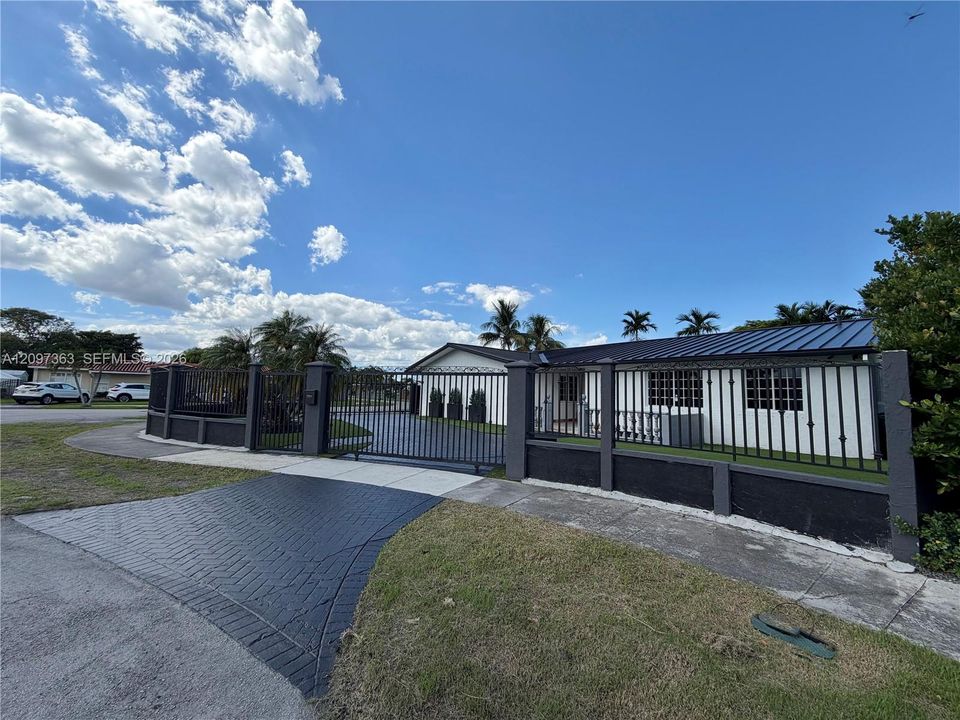 For Sale: $955,000 (4 beds, 2 baths, 2157 Square Feet)