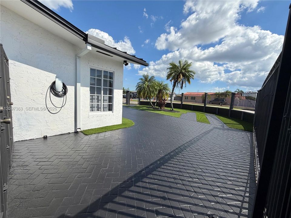 For Sale: $955,000 (4 beds, 2 baths, 2157 Square Feet)