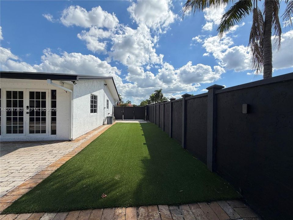 For Sale: $955,000 (4 beds, 2 baths, 2157 Square Feet)