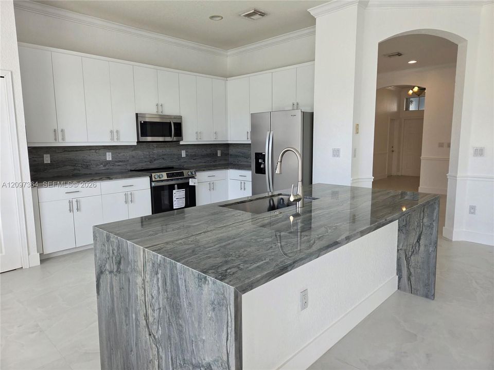 En Venta: $950,000 (4 camas, 3 baños, 2185 Pies cuadrados)