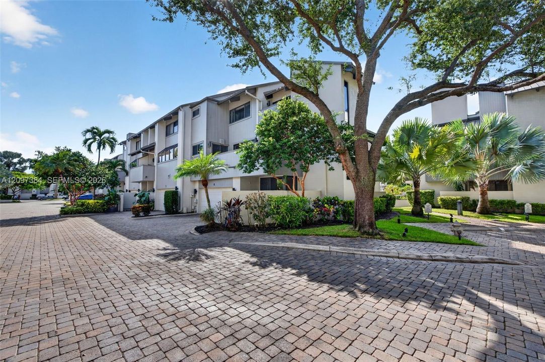 For Sale: $1,700,000 (3 beds, 3 baths, 2813 Square Feet)