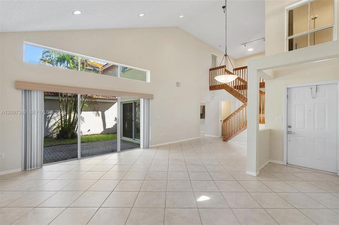 En Venta: $795,000 (3 camas, 2 baños, 1919 Pies cuadrados)