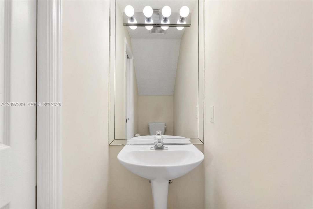 En Venta: $795,000 (3 camas, 2 baños, 1919 Pies cuadrados)