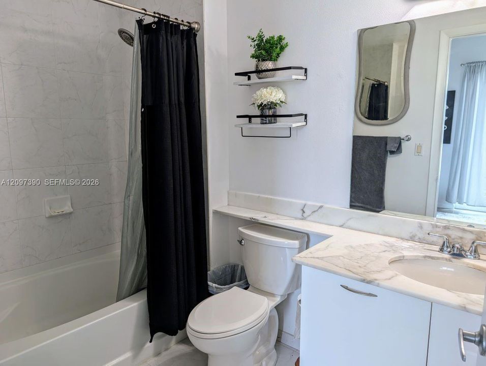 For Sale: $309,999 (1 beds, 1 baths, 784 Square Feet)