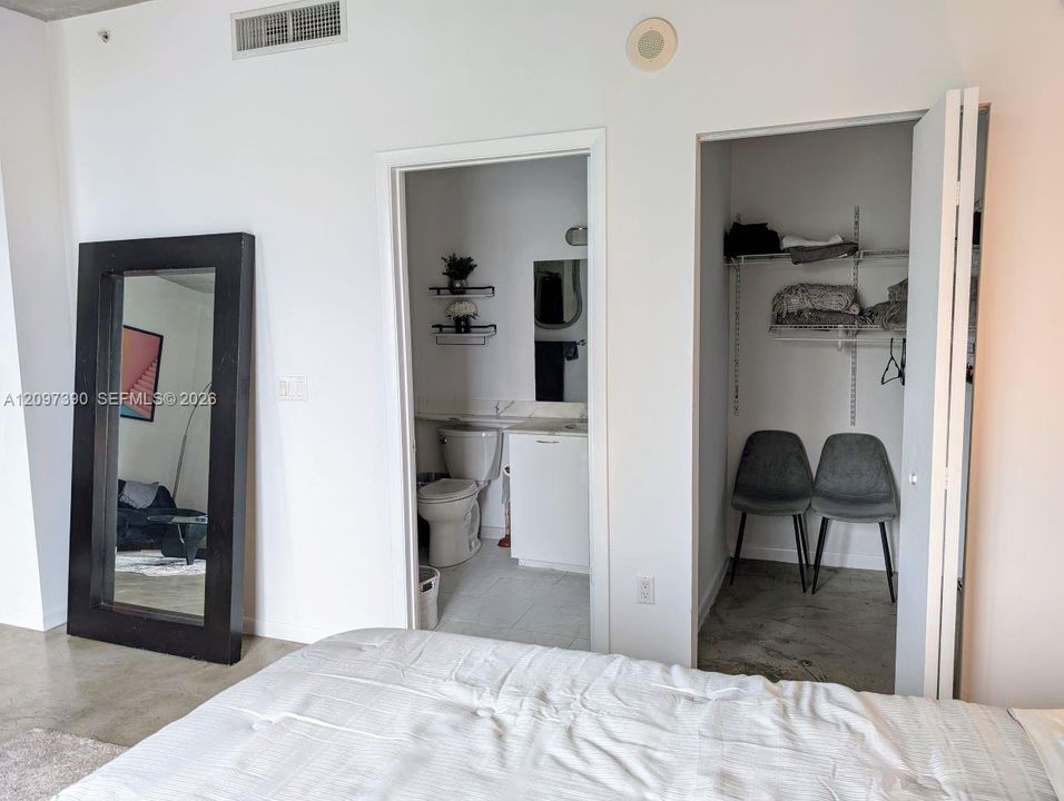 For Sale: $309,999 (1 beds, 1 baths, 784 Square Feet)