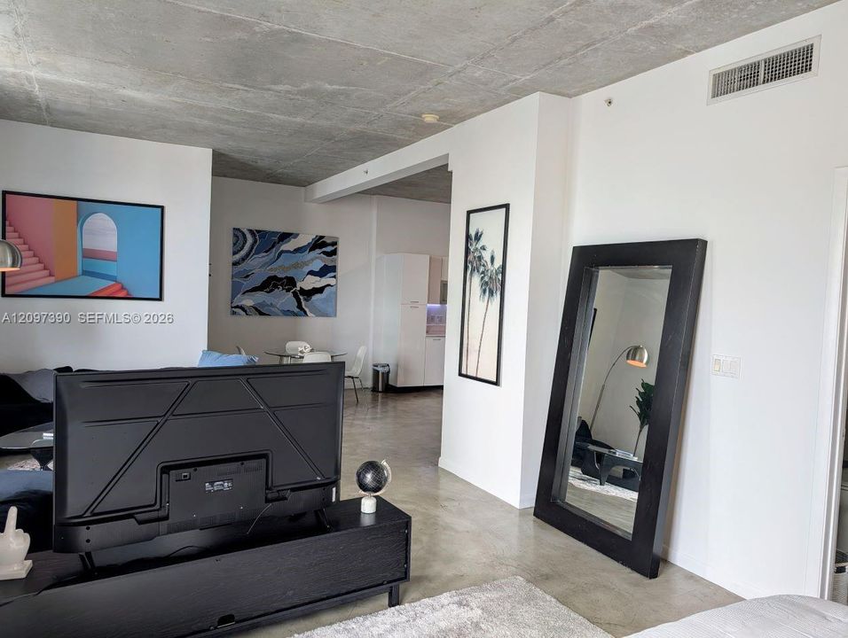 For Sale: $309,999 (1 beds, 1 baths, 784 Square Feet)