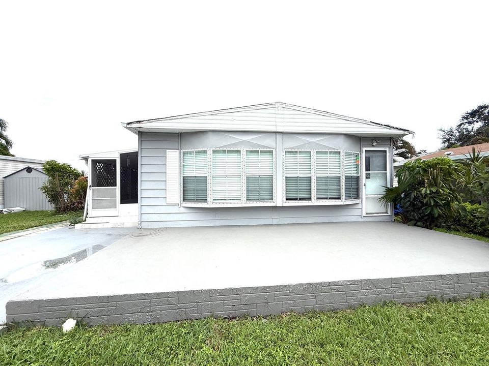 3319- Patio At Front