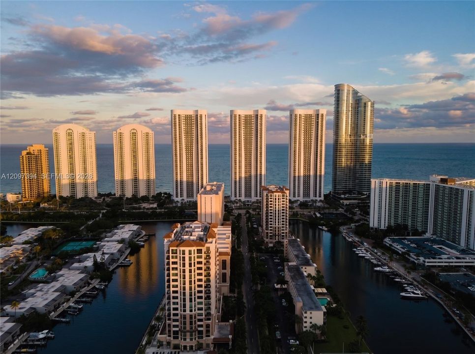 На продажу: $1,080,000 (2 спален, 2 ванн, 1435 Квадратных фут)