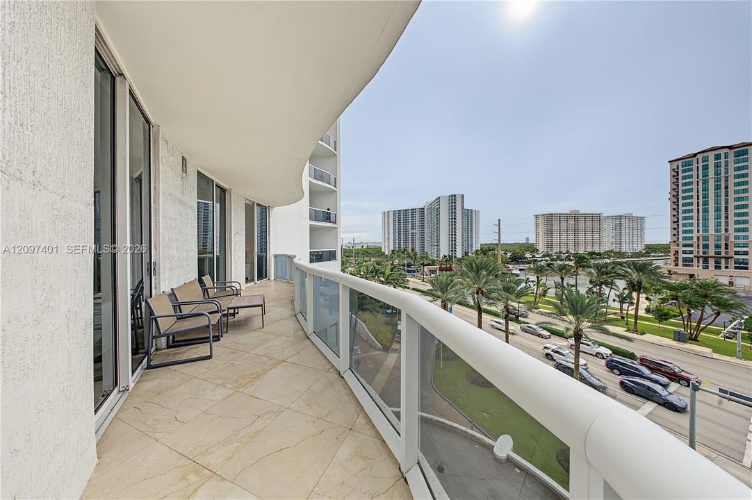 В аренду: $6,300 (2 спален, 2 ванн, 1435 Квадратных фут)