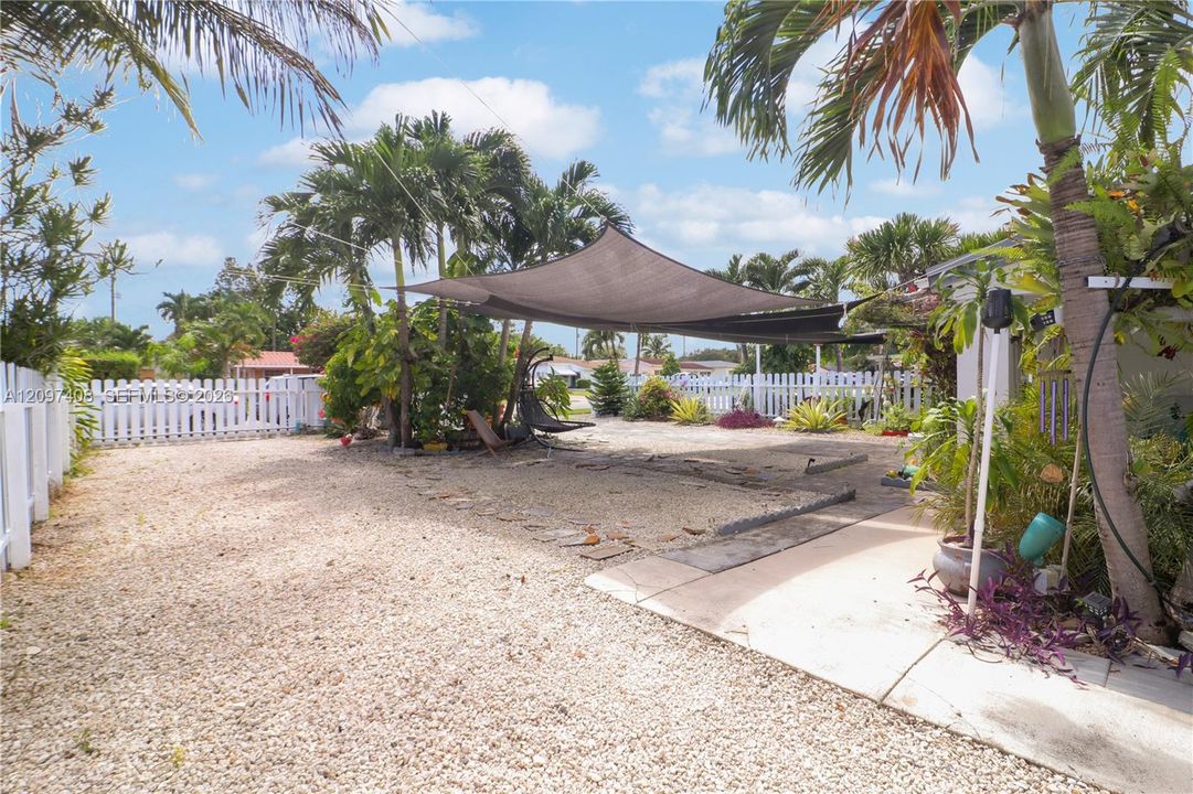 For Sale: $471,500 (3 beds, 1 baths, 880 Square Feet)