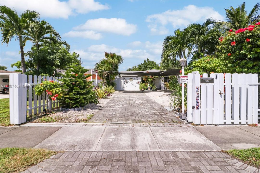 For Sale: $471,500 (3 beds, 1 baths, 880 Square Feet)