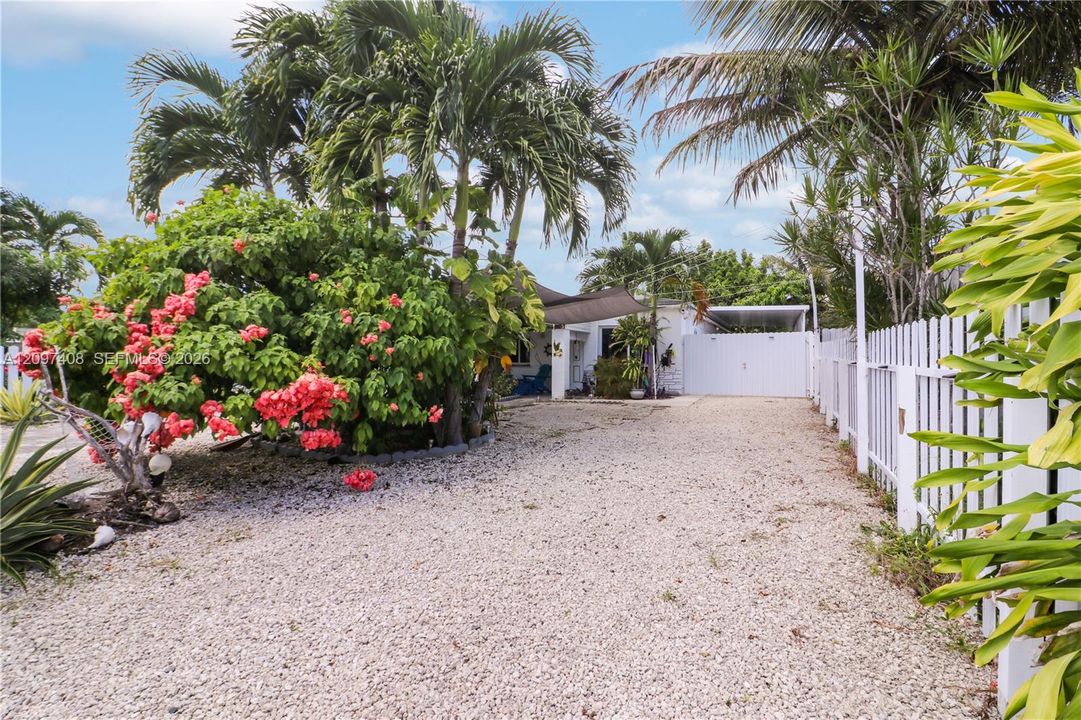 For Sale: $471,500 (3 beds, 1 baths, 880 Square Feet)
