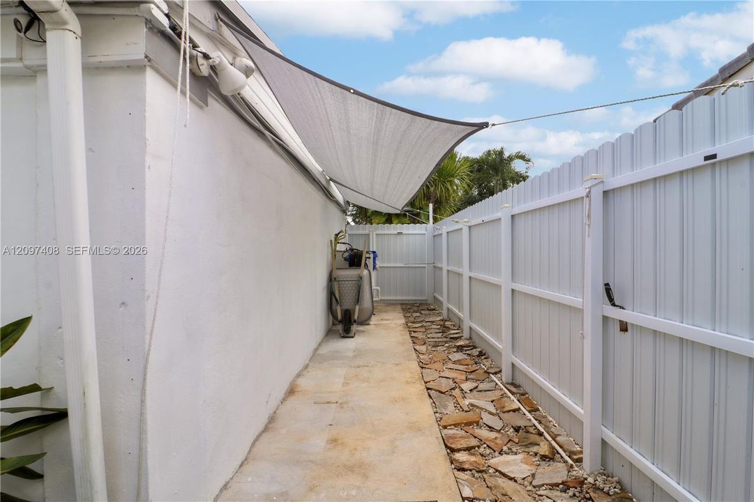 For Sale: $471,500 (3 beds, 1 baths, 880 Square Feet)