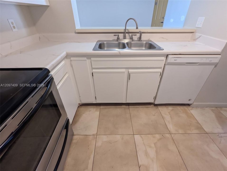 For Sale: $175,000 (1 beds, 1 baths, 813 Square Feet)