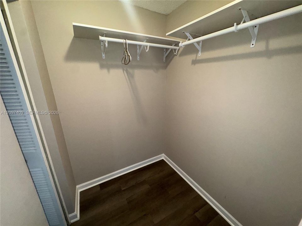 For Sale: $175,000 (1 beds, 1 baths, 813 Square Feet)