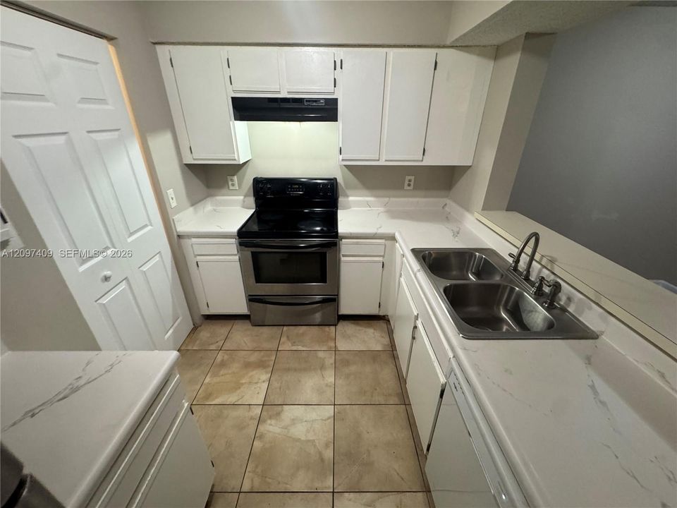For Sale: $175,000 (1 beds, 1 baths, 813 Square Feet)