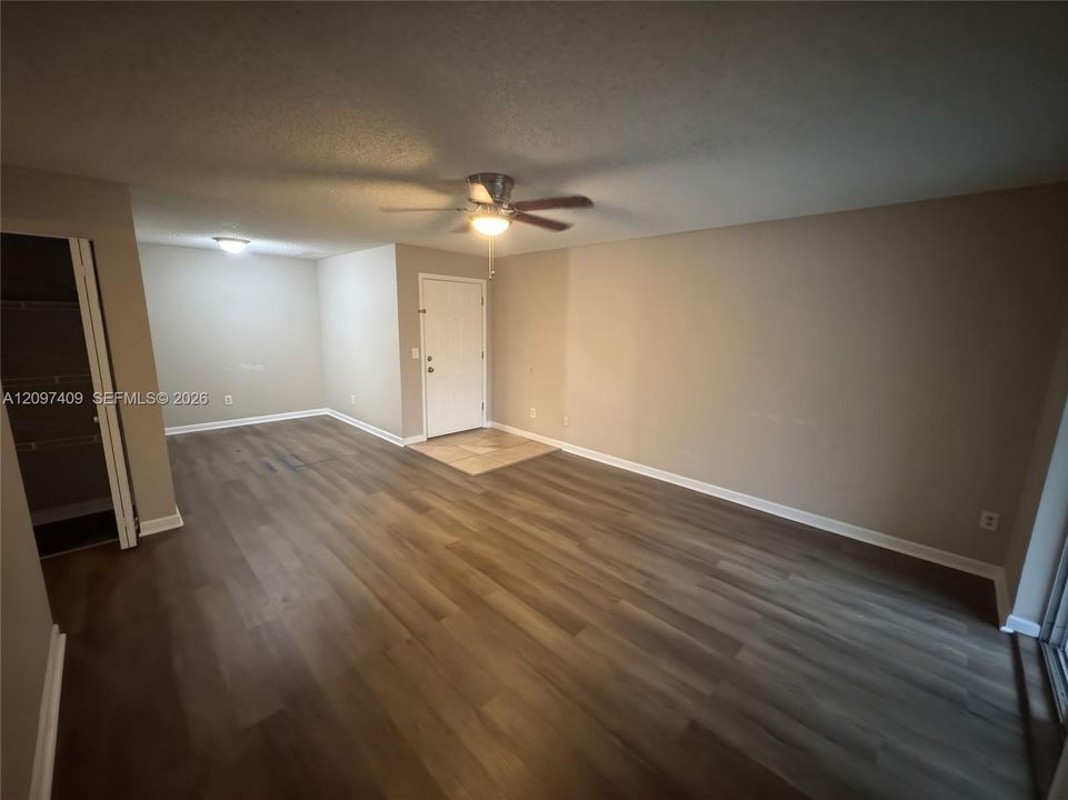 For Sale: $175,000 (1 beds, 1 baths, 813 Square Feet)