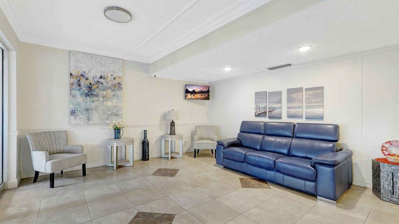 4750 118 Lobby