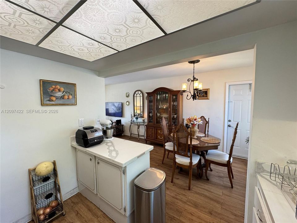 For Sale: $235,000 (2 beds, 2 baths, 1000 Square Feet)