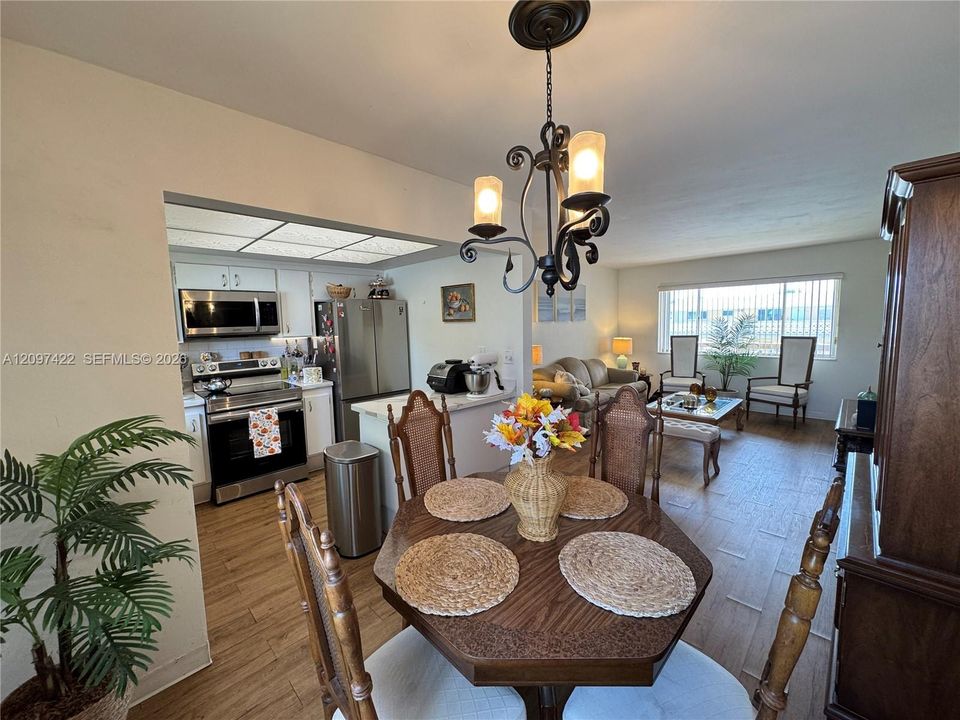 For Sale: $235,000 (2 beds, 2 baths, 1000 Square Feet)