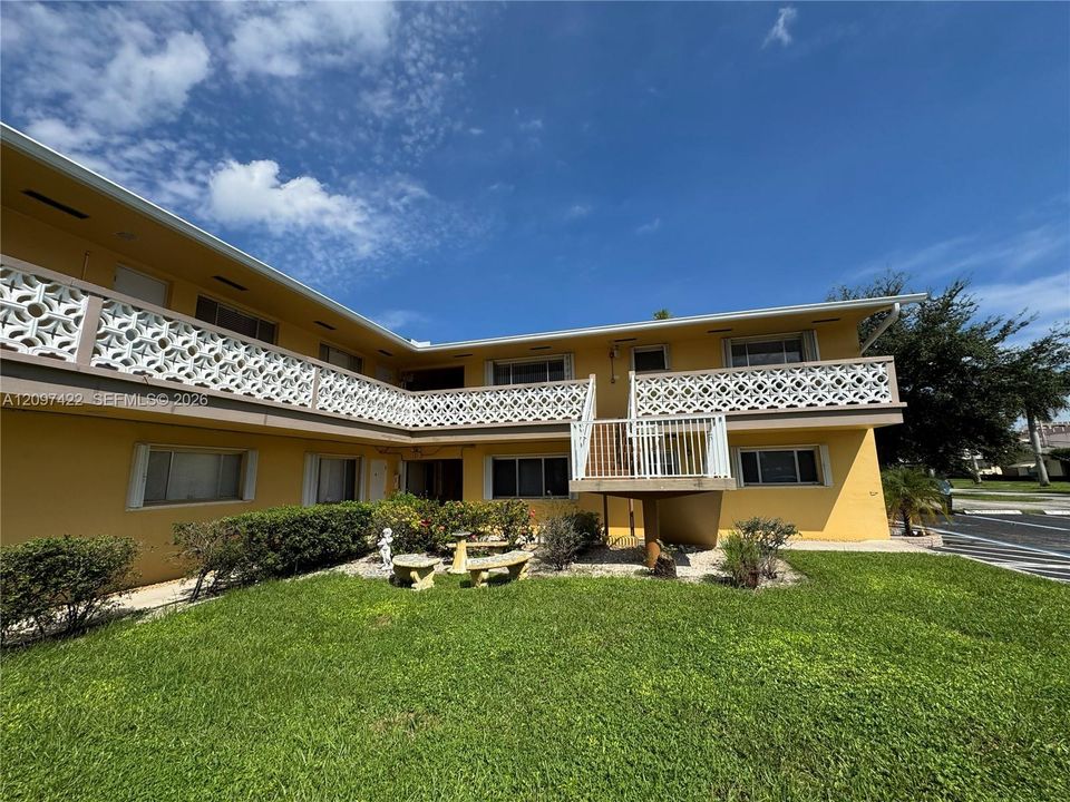 For Sale: $235,000 (2 beds, 2 baths, 1000 Square Feet)