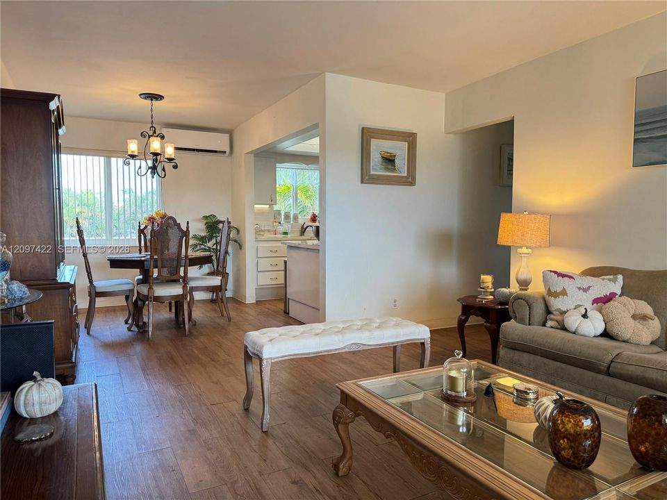 For Sale: $235,000 (2 beds, 2 baths, 1000 Square Feet)
