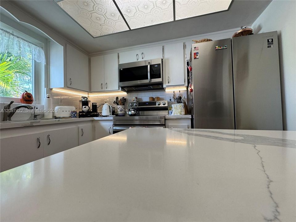For Sale: $235,000 (2 beds, 2 baths, 1000 Square Feet)