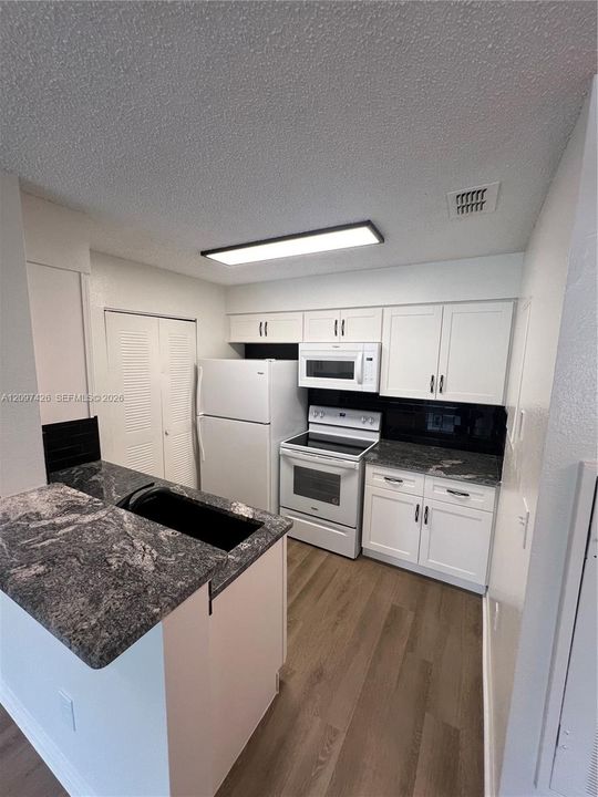 For Rent: $1,400 (1 beds, 1 baths, 627 Square Feet)