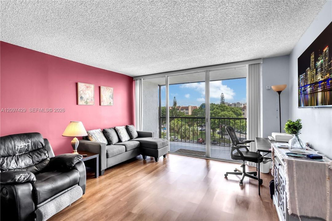 For Sale: $99,900 (1 beds, 1 baths, 780 Square Feet)