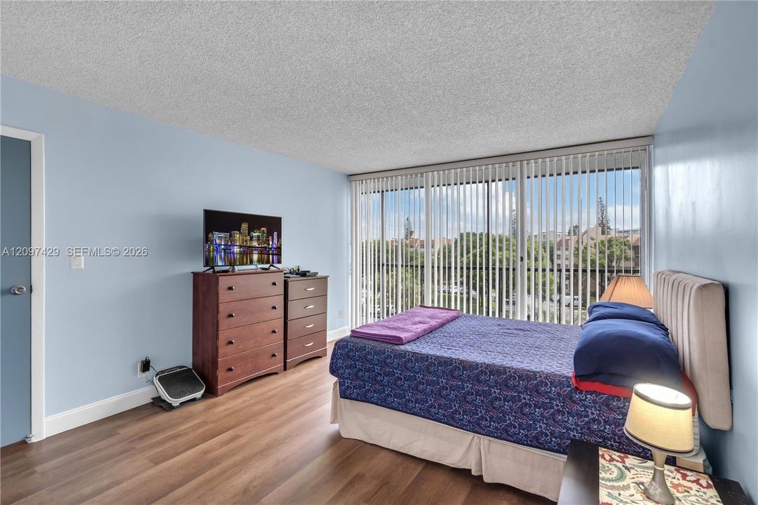For Sale: $99,900 (1 beds, 1 baths, 780 Square Feet)