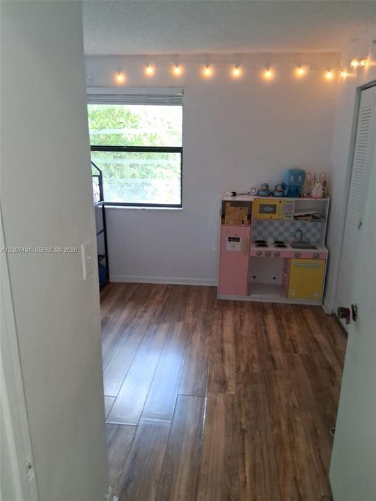 For Sale: $190,000 (2 beds, 2 baths, 816 Square Feet)