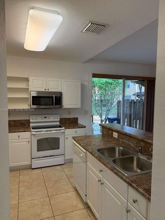 For Rent: $2,500 (3 beds, 3 baths, 1459 Square Feet)