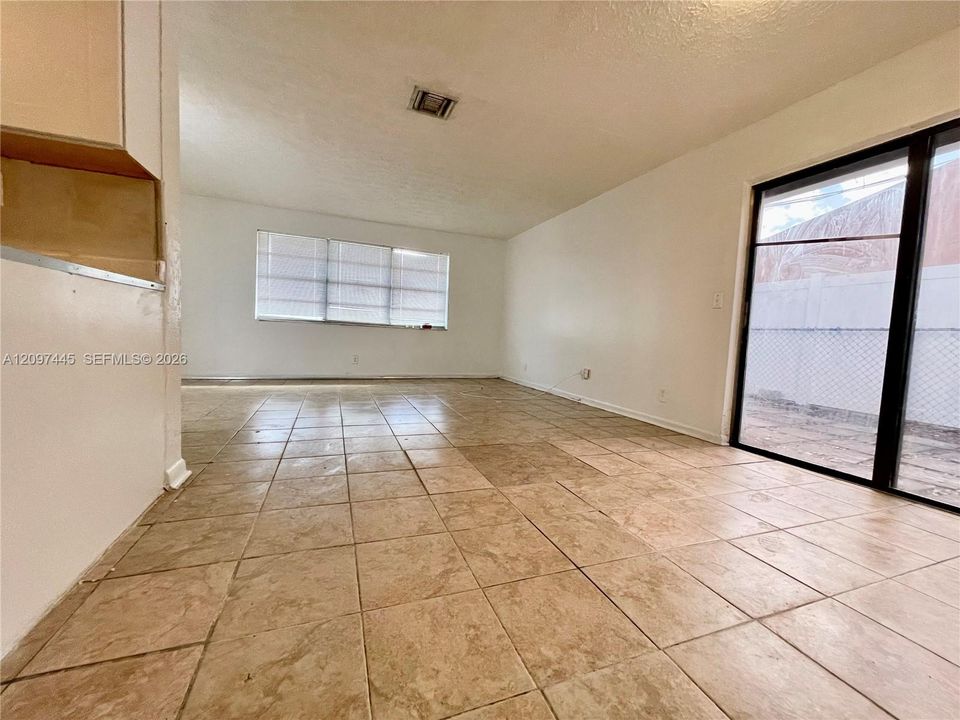 For Rent: $2,050 (3 beds, 1 baths, 1012 Square Feet)