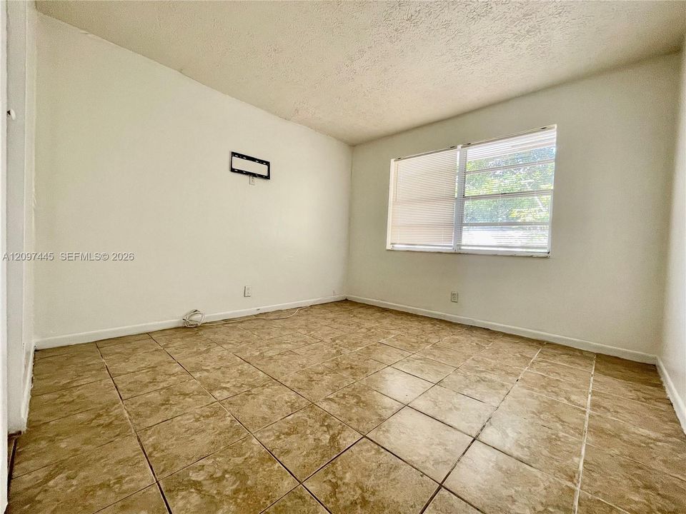 For Rent: $2,050 (3 beds, 1 baths, 1012 Square Feet)