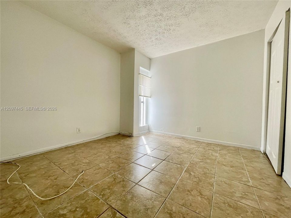 For Rent: $2,050 (3 beds, 1 baths, 1012 Square Feet)