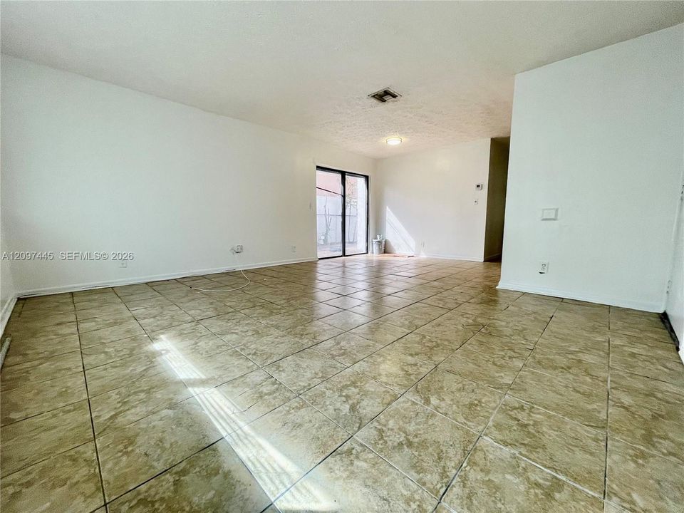 For Rent: $2,050 (3 beds, 1 baths, 1012 Square Feet)